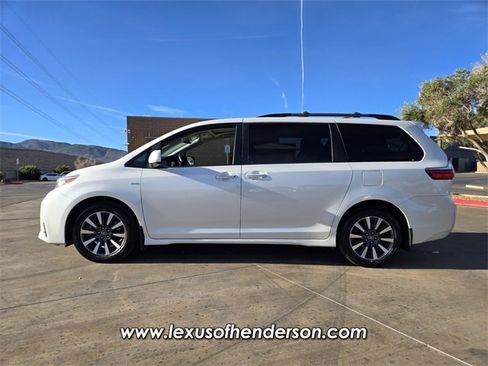 Used 2018 Toyota Sienna XLE w/ XLE Navigation Package image 3