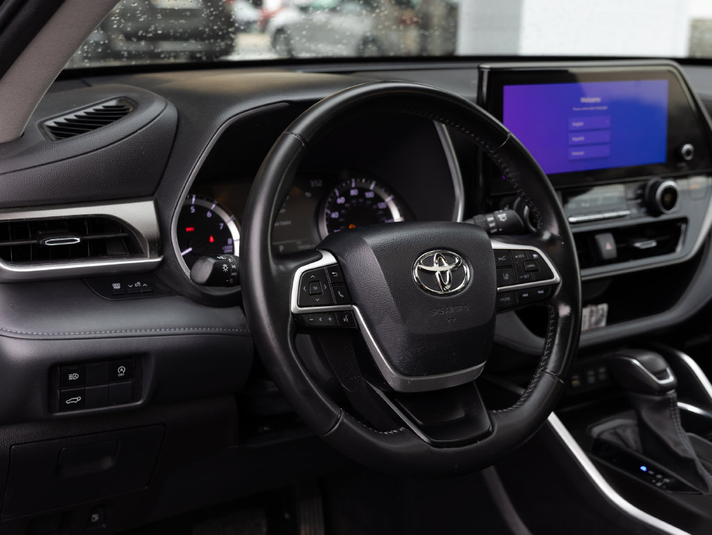 Used 2023 Toyota Highlander XLE AWD/4WD image 13
