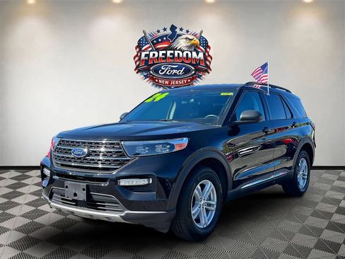Used 2024 Ford Explorer XLT w/ Equipment Group 202A AWD/4WD image 2