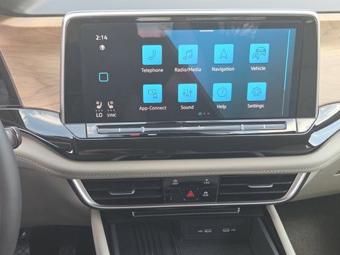 Used 2025 Volkswagen Atlas SE image 31