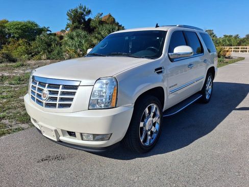 Used 2013 Cadillac Escalade Luxury image 2