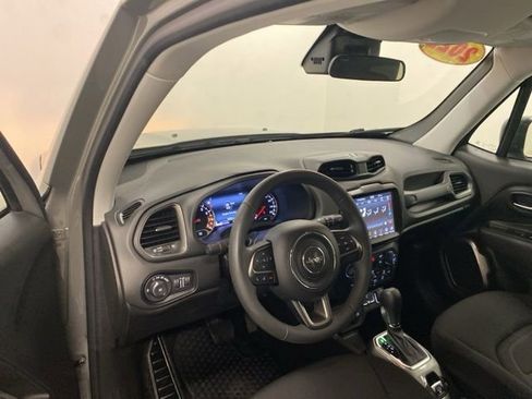 Used 2022 Jeep Renegade Latitude AWD/4WD image 8
