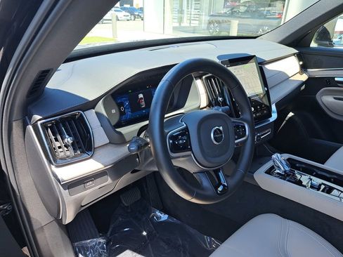 Used 2025 Volvo XC90 B5 Core AWD/4WD image 8
