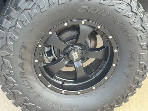Used 2018 Jeep Wrangler Unlimited Rubicon w/ Connectivity Group AWD/4WD image 11