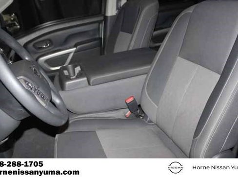 Used 2022 Nissan Titan SV image 4