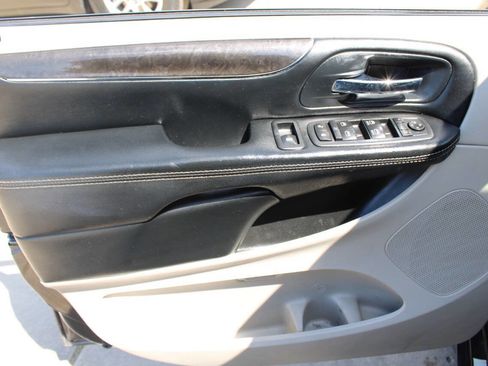 Used 2016 Chrysler Town & Country Touring-L FWD image 19