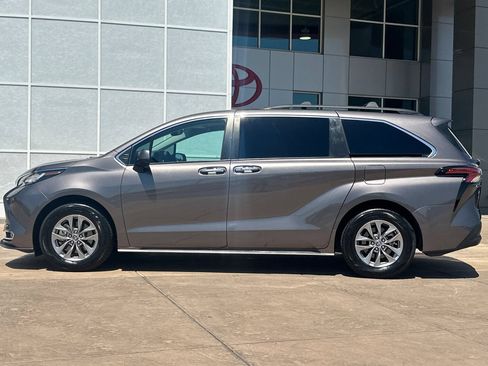 Certified 2022 Toyota Sienna XLE w/ XLE Plus Package FWD image 8