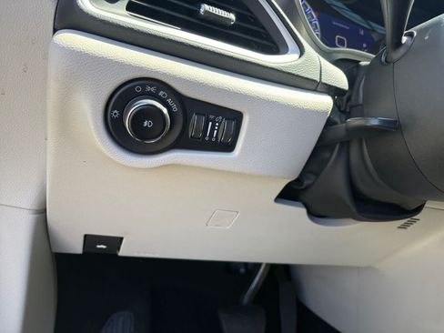 Used 2023 Chrysler Pacifica Touring-L FWD image 26