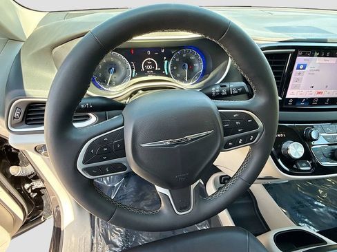 Used 2024 Chrysler Pacifica Touring-L FWD image 39