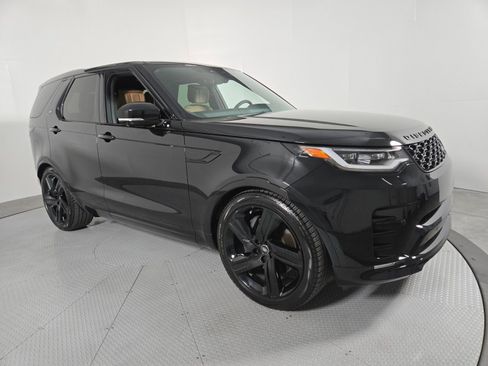 Used 2025 Land Rover Discovery Dynamic SE image 3