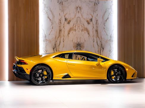 Used 2021 Lamborghini Huracan EVO RWD image 5