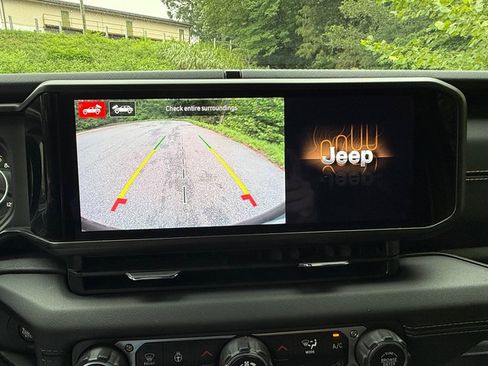Used 2024 Jeep Wrangler Unlimited Sahara w/ Technology Group AWD/4WD image 23