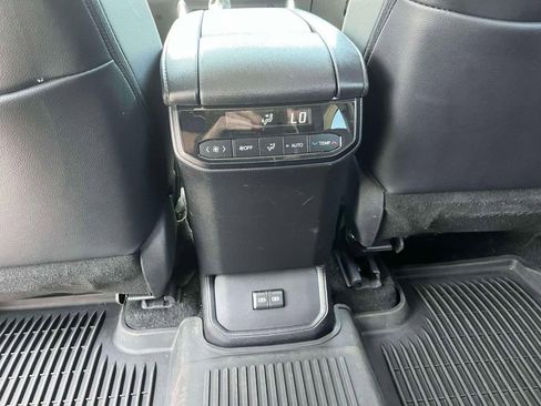 Used 2024 Toyota Highlander XLE AWD/4WD image 14