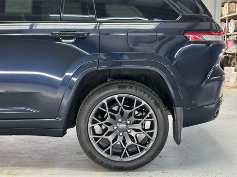 Used 2023 Jeep Grand Cherokee Summit AWD/4WD image 6