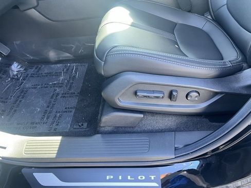 New 2025 Honda Pilot EX-L image 8