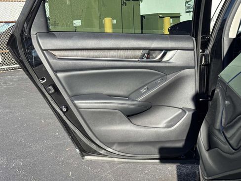 Used 2022 Honda Accord Touring image 11