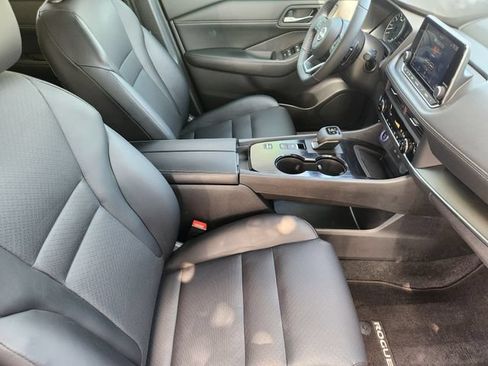 Used 2024 Nissan Rogue SV w/ SV Premium Package FWD image 15