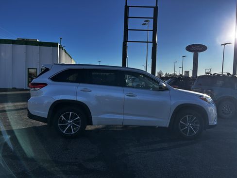 Used 2018 Toyota Highlander SE image 6