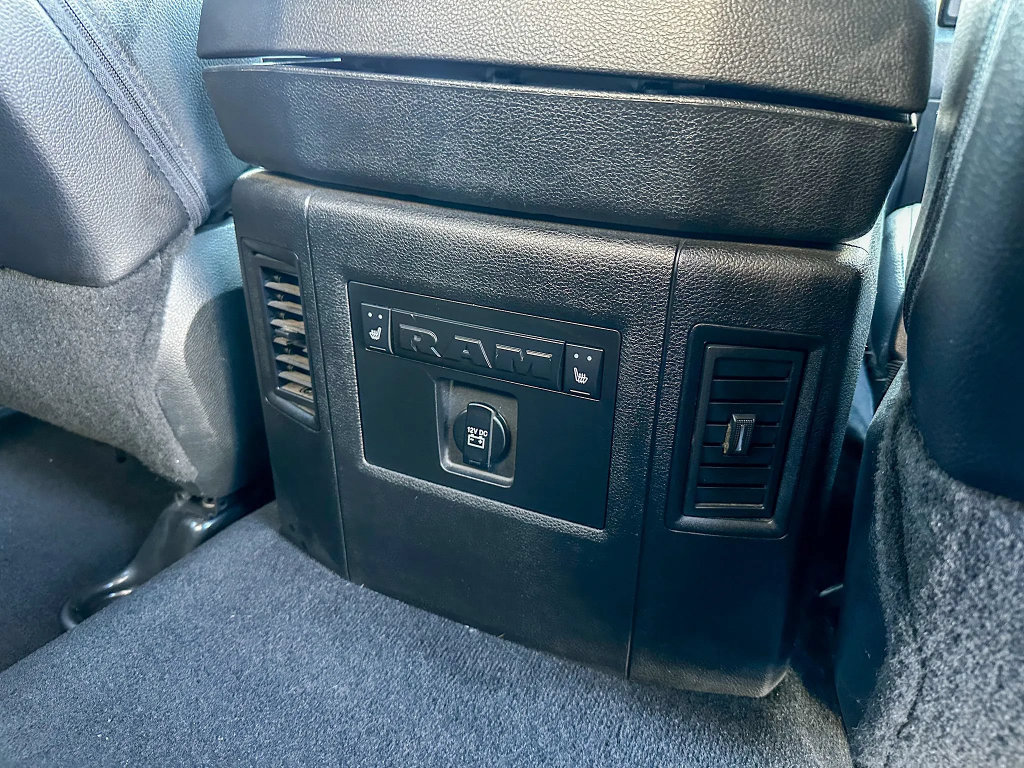 Used 2018 RAM 1500 Laramie w/ Convenience Group AWD/4WD image 34