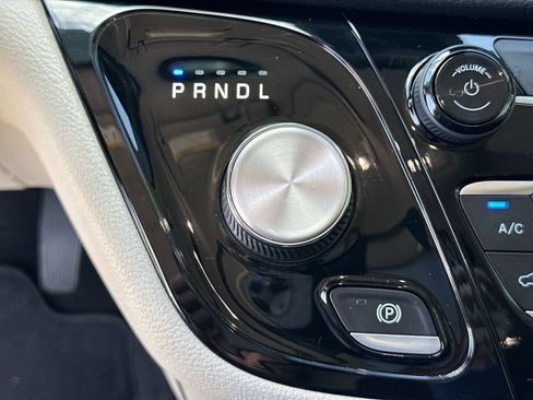 Used 2022 Chrysler Pacifica Touring-L AWD/4WD image 16