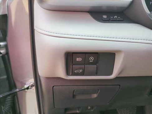 Certified 2025 Toyota Highlander XLE FWD image 13