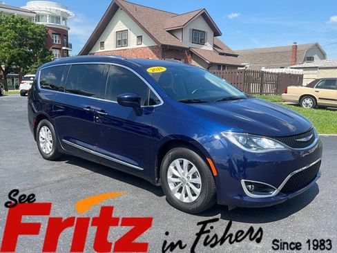 Used 2018 Chrysler Pacifica Touring-L FWD image 1