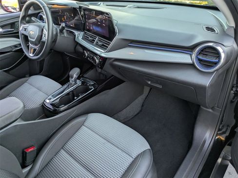 Used 2025 Chevrolet Trax LT w/ LT Convenience Package image 28