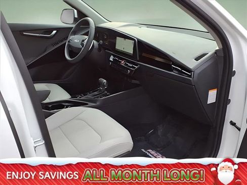Used 2024 Kia Niro EX image 18
