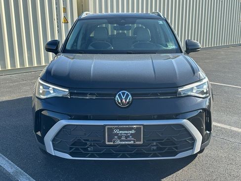 Used 2025 Volkswagen Taos SE w/ Panoramic Sunroof Package image 2