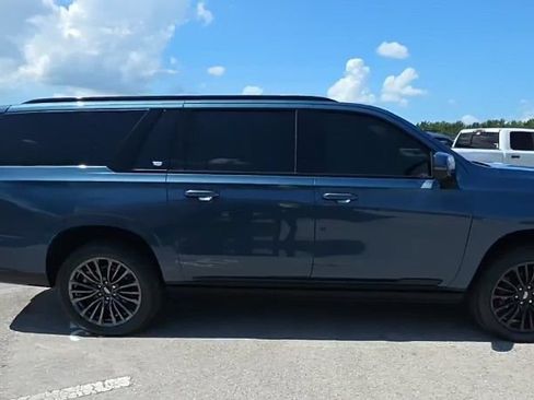 Used 2025 Cadillac Escalade ESV Sport Platinum AWD/4WD image 4