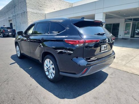 Used 2023 Toyota Highlander Limited FWD image 6