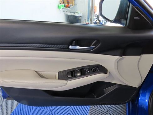 Used 2025 Nissan Altima 2.5 SV FWD image 15