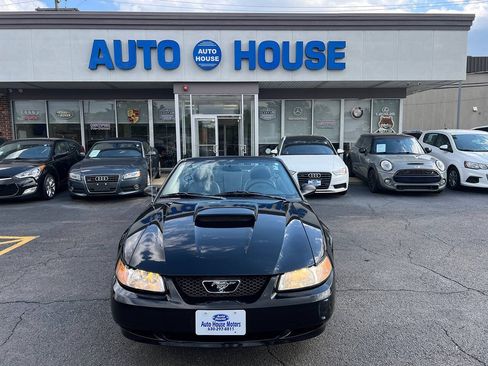 Used 2004 Ford Mustang Convertible RWD image 2