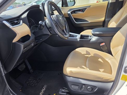 Used 2019 Toyota RAV4 XLE Premium FWD image 13
