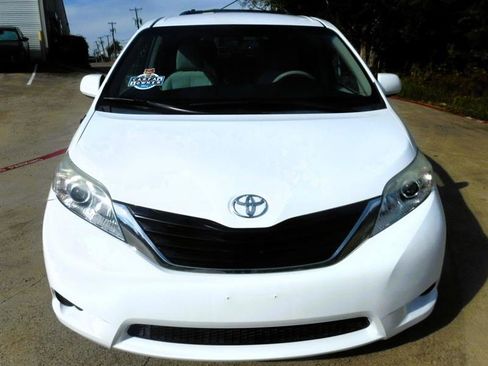 Used 2012 Toyota Sienna LE image 8