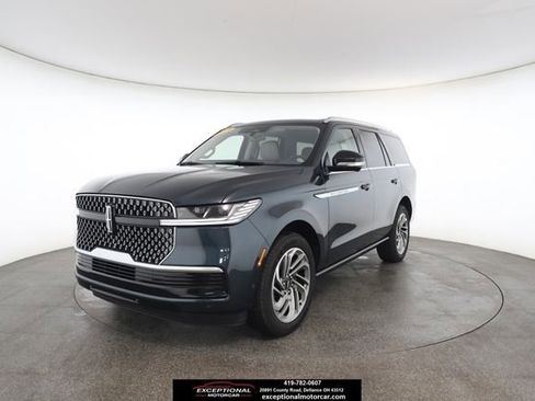 Used 2025 Lincoln Navigator Reserve image 1