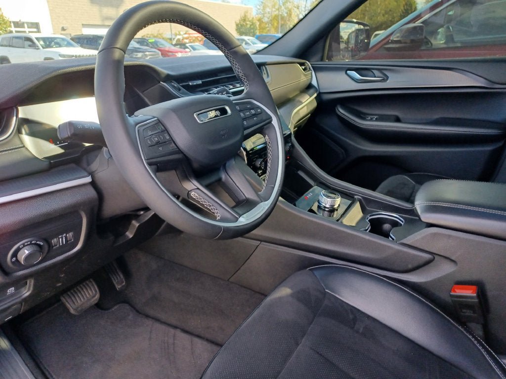 Used 2024 Jeep Grand Cherokee Altitude AWD/4WD image 10