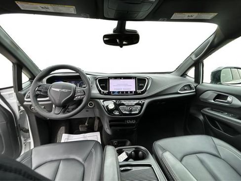 Used 2024 Chrysler Pacifica Touring-L w/ S Appearance Package AWD/4WD image 23