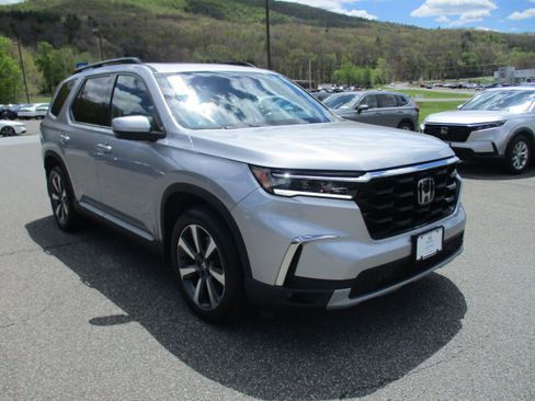 Certified 2023 Honda Pilot Touring image 3