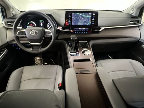 Used 2024 Toyota Sienna XLE w/ XLE Plus Package FWD image 22