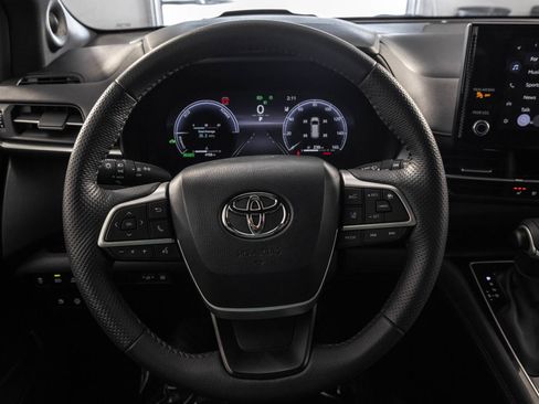 Used 2025 Toyota Sienna Platinum AWD/4WD image 29