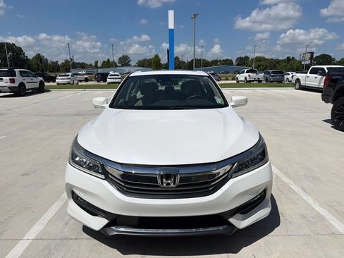 Used 2017 Honda Accord Touring image 2