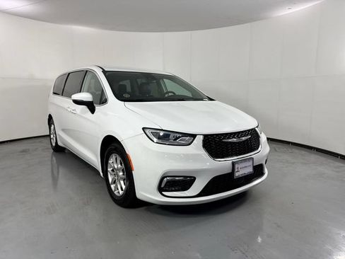 Used 2023 Chrysler Pacifica Touring-L FWD image 3