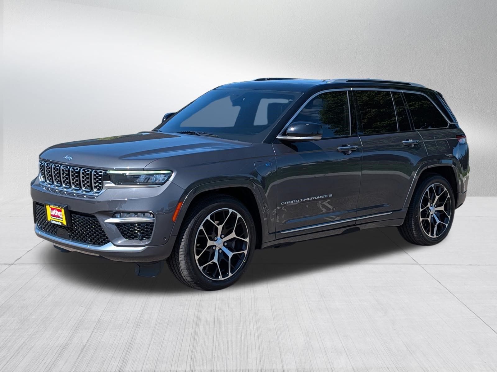 Used 2023 Jeep Grand Cherokee Summit AWD/4WD image 3