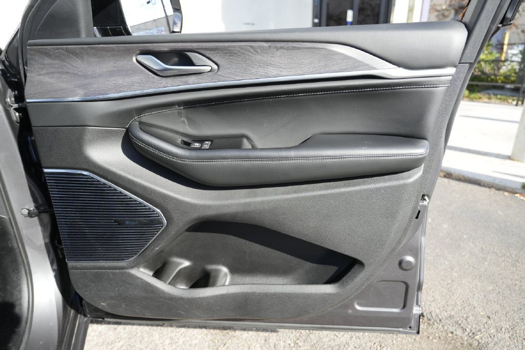 Used 2023 Jeep Grand Cherokee Overland AWD/4WD image 34