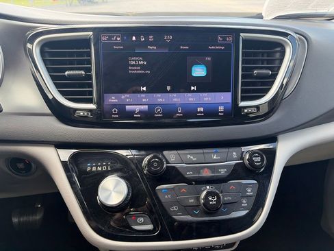 Used 2023 Chrysler Pacifica Touring-L FWD image 25