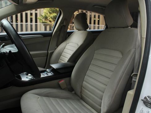 Used 2018 Ford Fusion SE FWD image 16