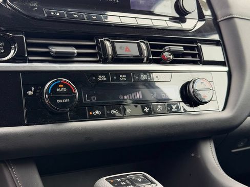 Used 2025 Nissan Pathfinder SL FWD image 26