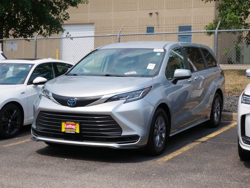 Used 2021 Toyota Sienna LE AWD/4WD image 3