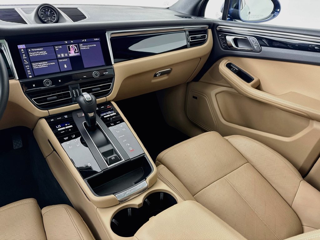 Certified 2025 Porsche Macan AWD/4WD image 26